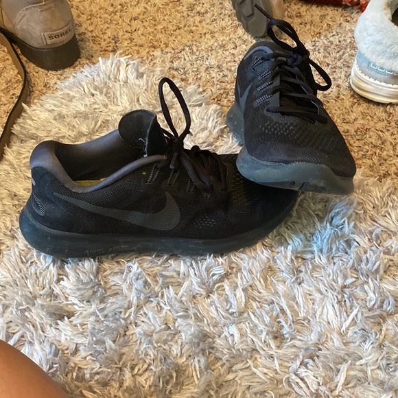 all black nike tennis shoes